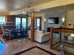 尼尔逊Kootenay, Lakeside Retreat, Main Floor and Walkout的一间带白色沙发的客厅和一间用餐室