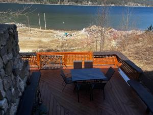 尼尔逊Kootenay, Lakeside Retreat, Main Floor and Walkout的水景甲板上的桌椅