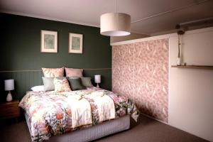 剑桥Twelve 30 - easy airport access的一间卧室设有一张床和绿色的墙壁