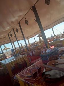 马拉喀什Maison linda的船上配有椅子和玻璃杯的帐篷