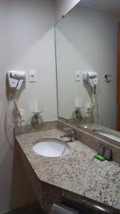 圣保罗Hotel Live Logde Vila Mariana Pq Ibirapuera UH-511的浴室的柜台设有水槽和镜子