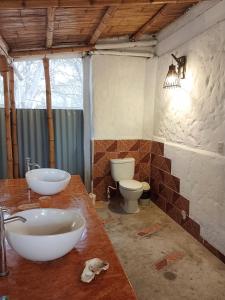 卡诺阿斯德蓬萨尔Fundo Matufa Mancora的浴室设有2个水槽和2个卫生间