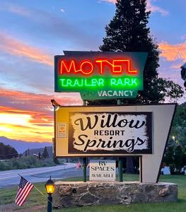 布里奇波特Willow Springs Resort的汽车旅馆拖车公园的标志,带窗户度假喷水器