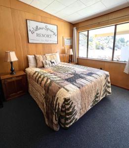 布里奇波特Willow Springs Resort的卧室配有一张床,墙上有标志