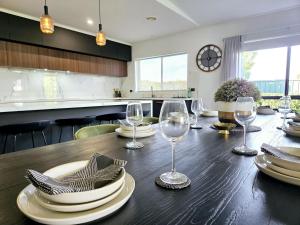 KiallaCharming on Cormorant的一张木桌,上面放有盘子和酒杯