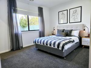 KiallaCharming on Cormorant的一间卧室设有一张床和一个窗口