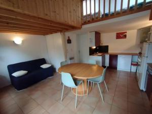 滨海拉特朗什Maison La Tranche-sur-Mer, 1 pièce, 4 personnes - FR-1-22-194的客厅配有木桌和蓝色沙发
