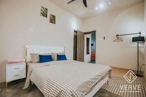 怡保Ipoh Fumei 2R2B House 1 by Verve Pasir Pinji的一间卧室配有一张带蓝色枕头的大床