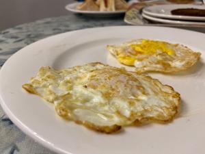 伊斯兰堡E Lodge的桌上白盘上的两个炒鸡蛋
