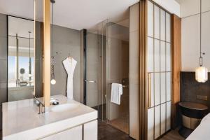 南宁南宁香格里拉 - 全球最高香格里拉的一间带水槽和淋浴的浴室