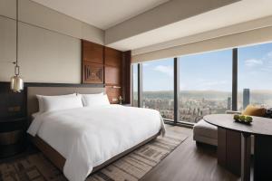 南宁南宁香格里拉 - 全球最高香格里拉的卧室设有一张白色大床和大窗户