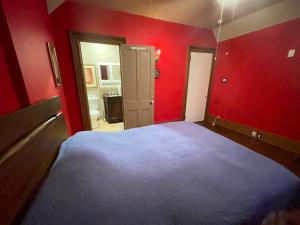 尼亚加拉瀑布THE RED STAR ROOM A的红色卧室配有大床