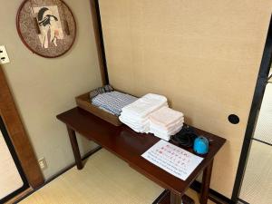 岛田Kappo Ryokan Uoichi的一张小桌子,上面有毛巾
