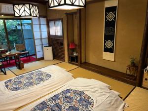 岛田Kappo Ryokan Uoichi的一间卧室,配有两张床