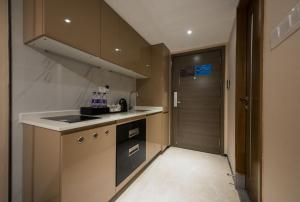 深圳尊享国际公寓(深圳福田会展中心店)的一个带水槽和门的小厨房