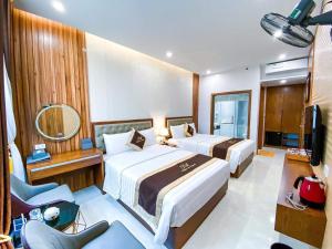下龙湾An Hotel Ha Long的酒店客房设有两张床和电视。