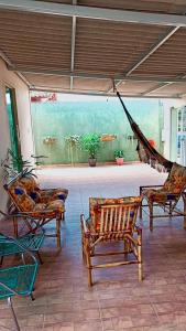 戈亚斯州上帕莱索Recanto da Chapada的一个带椅子和吊床的庭院。