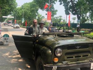 Văn LâmTam Coc Scenery Homestay的坐在军车后面的两个人