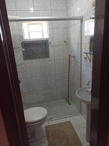 戈亚斯州上帕莱索Recanto da Chapada的带淋浴、卫生间和盥洗盆的浴室