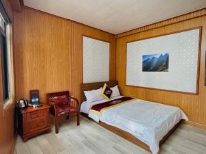 同文Thái Thịnh Hotel的一间小卧室,配有一张床和一把椅子