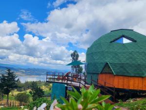 瓜塔维塔Glamping sede campestre Mirador de Pueblo Viejo的圆顶房屋设有甲板,享有湖景