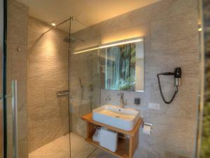 FloronzoHoliday apartment in St Lorenzen的一间带水槽和淋浴的浴室