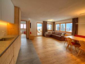 FloronzoHoliday apartment in St Lorenzen的厨房以及带桌子和沙发的客厅。