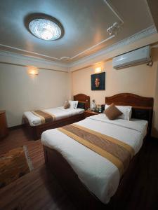 加德满都Hotel Bodhiz的酒店客房设有两张床和天花板