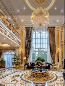 萨里The Empress Palace Hotel的一个大客厅,配有吊灯和大地毯