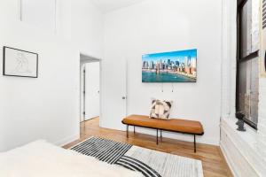 纽约Luxurious 3 Bedroom Apartment的客厅在壁炉前设有长凳