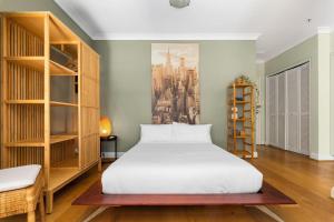 悉尼'Laube 105' Modern Inner-city Sanctuary with Balcony的一间带一张床的卧室,并画出一幅城市画