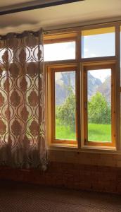 罕萨Home of golden oriole的美景客房 - 带两扇窗户和窗帘