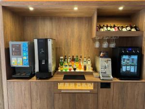 广岛Y-HOTEL - Vacation STAY 22330v的吧台上配有两台咖啡机的酒吧