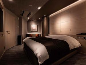 广岛Y-HOTEL - Vacation STAY 22330v的一间卧室,卧室内配有一张大床