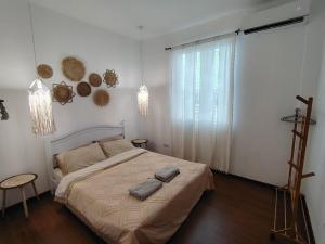 米里JNJ Miri Homestay - Miri Serene Shangrila, Luak with 4-bedroom的一间卧室配有一张带两个枕头的床
