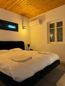 利马索尔Pirella House的卧室配有一张大白色床和窗户