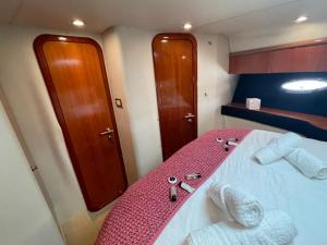 托基Motor Boat Accommodation的小房间,配有一张带粉红色毯子的床
