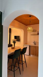 利马索尔Pirella House的厨房以及带桌椅的用餐室。