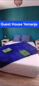 纳博讷Guest House Yemanja的一间有旅馆研讨会标志的房间的一张床位