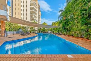 达尔文'Towering Palms' Resort-style Stay with a Separate Studio的一座带度假村的大楼内的游泳池