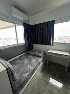 芭堤雅市中心View Talay6 by Blue Ocean Suite的小房间设有床和窗户