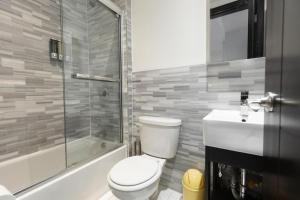 纽约Stylish 5 Bedroom Apt in NYC!的浴室配有卫生间、淋浴和盥洗盆。