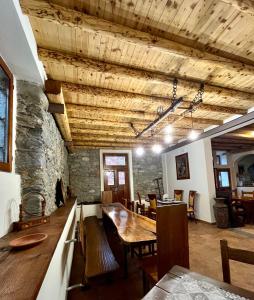 Grandola ed Uniti维奇亚克奥德利亚农家乐的一间设有桌子和石墙的用餐室