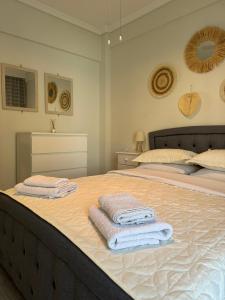 尼亚普拉加Grandma Mary's Apartment Nea Playia的一间卧室配有两张带毛巾的床