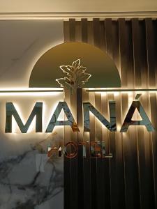 约帕尔HOTEL MANÁ S.A.S.的树上的商场标志