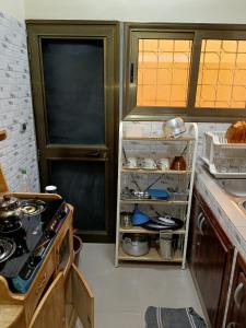瓦加杜古Résidence lynda prestige Ouaga 2000的厨房配有开放式冰箱和炉灶。