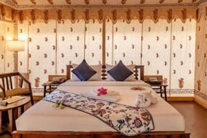 Desert Residency camp Jaisalmer with swimming pool客房内的一张或多张床位
