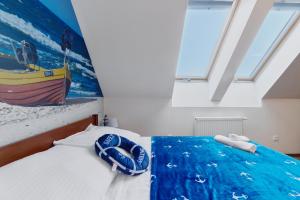 格里兹鲍Villa Konwalia的一间卧室,配有一张带小船绘画的床