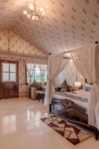 斋沙默尔Desert Residency camp Jaisalmer with swimming pool的一间卧室配有一张床和一个吊灯