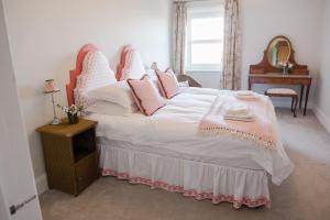 朴次茅斯Southsea, Portsmouth - Two Bedroom Apartment - Newly Refurbished Throughout - Treetop Sea Views的卧室配有一张带粉红色枕头的大床